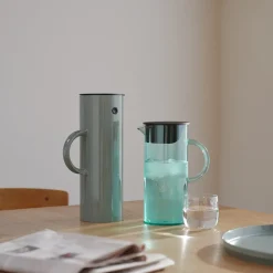 Stelton EM77 Kanne m/lokk 1,5L Dusty Green